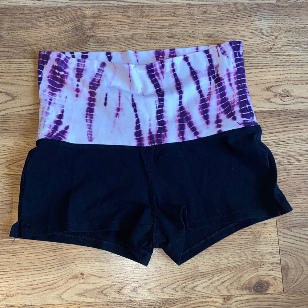 Black and tie dye Yoga shorts like new! XS express